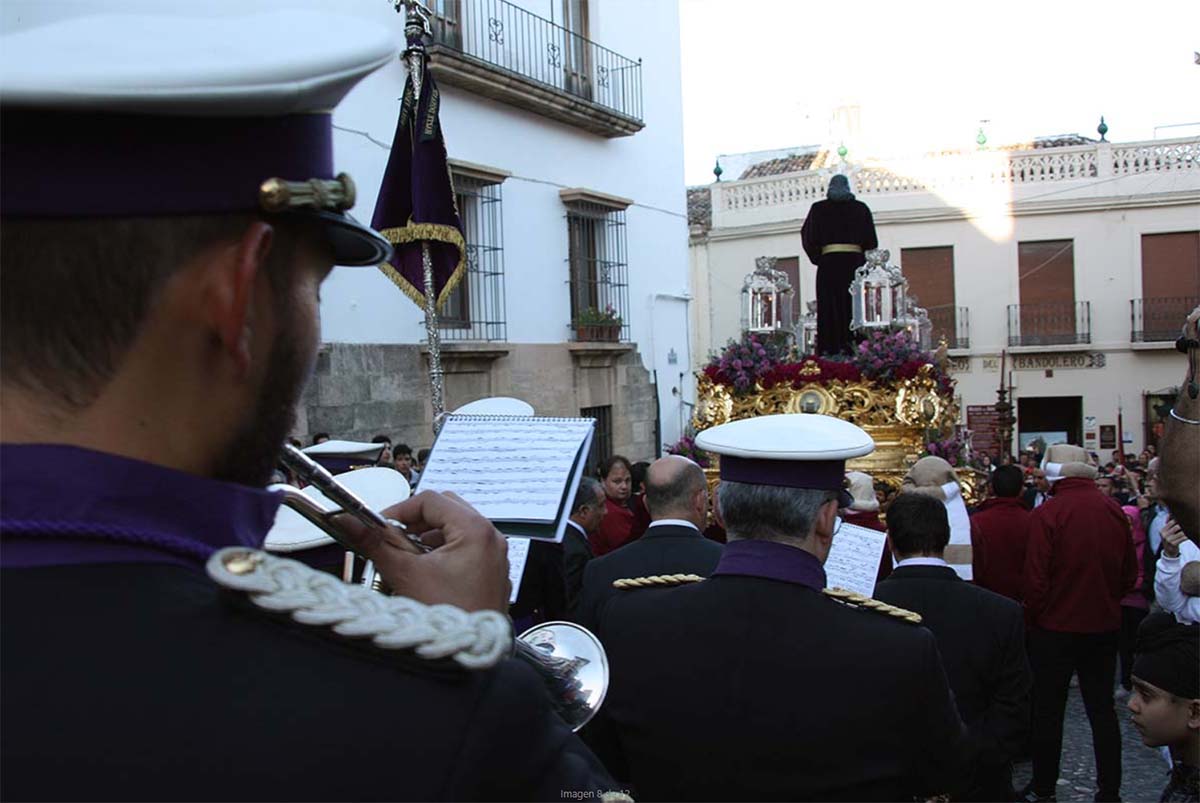 La Agrupación Musical Nuestro Padre Jesús de la Salud de la capital hispalense en la procesión de Ronda.