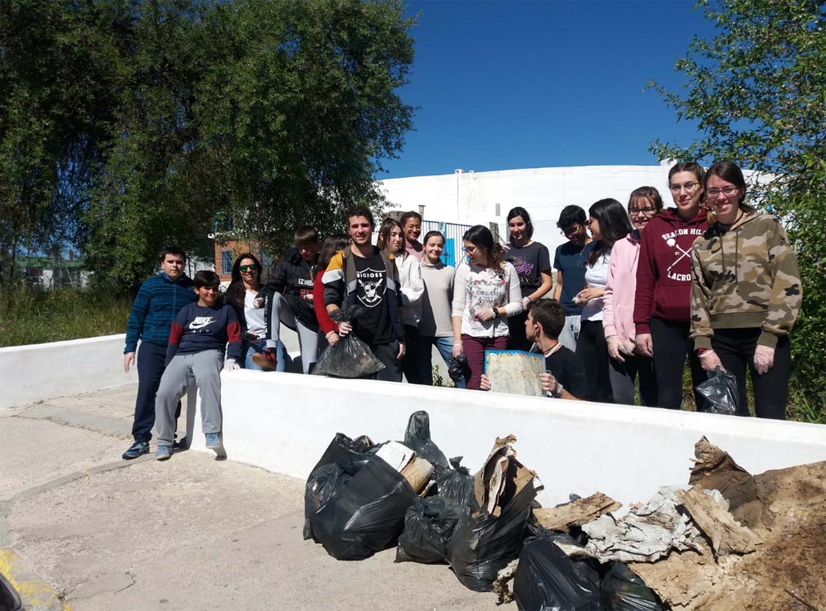 Los estudiantes muestran la basura recogida en las inmediaciones del centro,