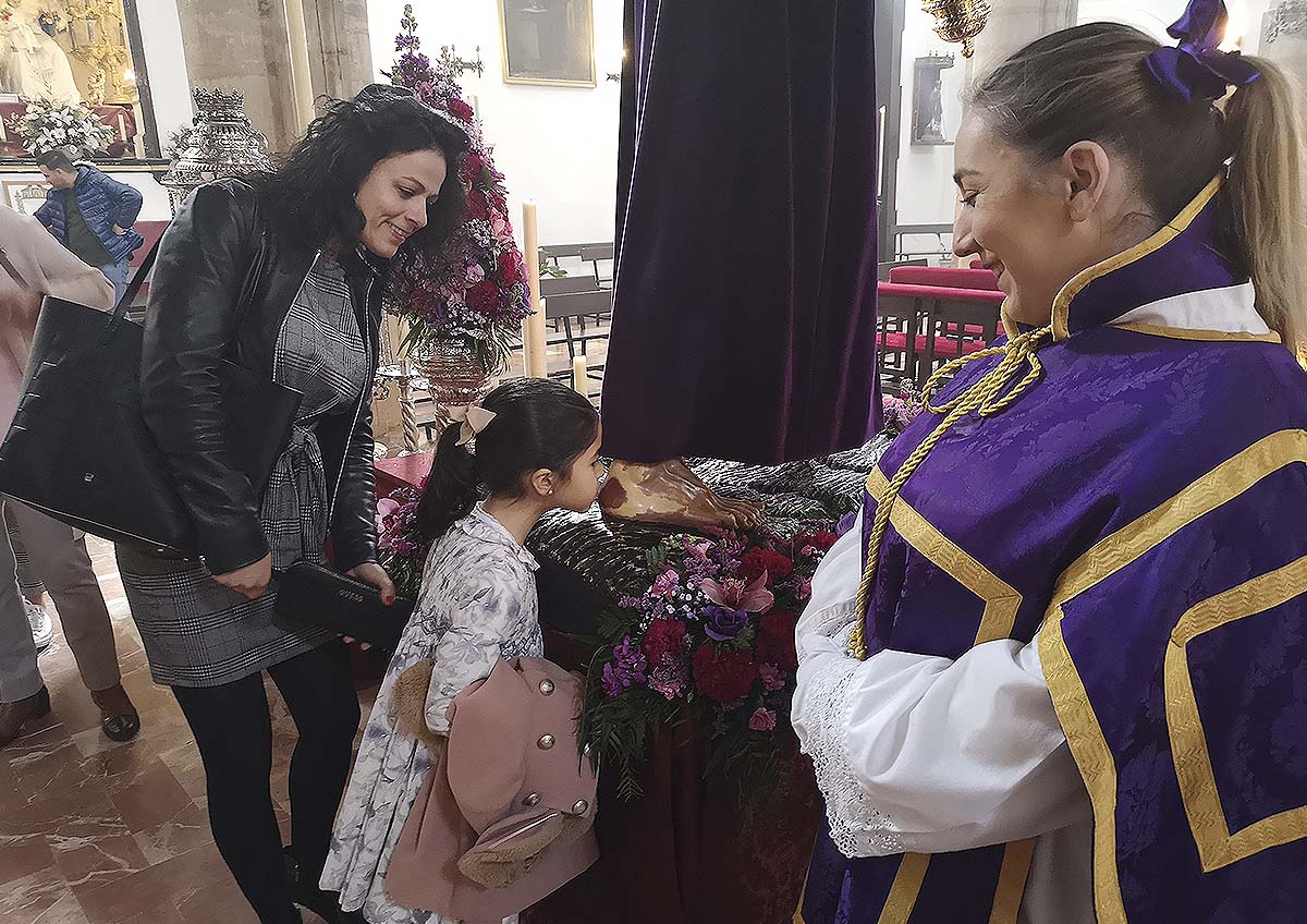 Miles de rondeños rinden culto a Padre Jesús en el tradicional y devoto besapié