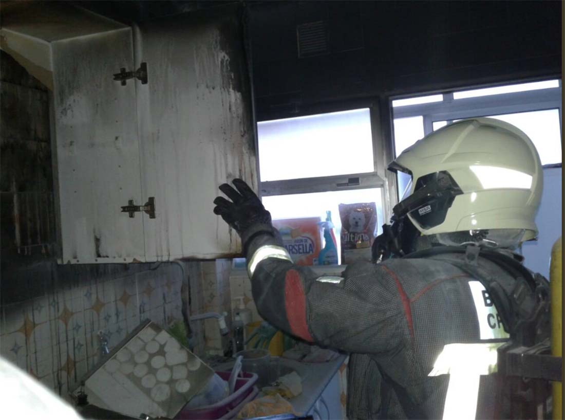Un bombero del Consorcio Provincial en una imagen de archivo actuando en un fuego de interior.