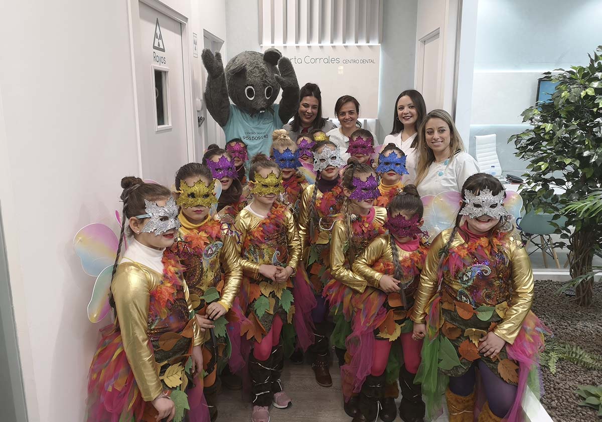 La comparsa infantil 'Las reinas del bosque' han visitado el Centro Dental Marta Corrales.