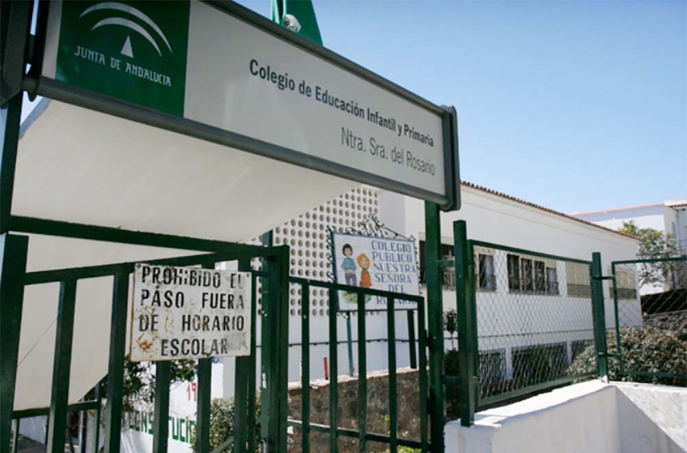 Entrada al colegio público Nuestra Señora del Rosario de Cortes de la Frontera.
