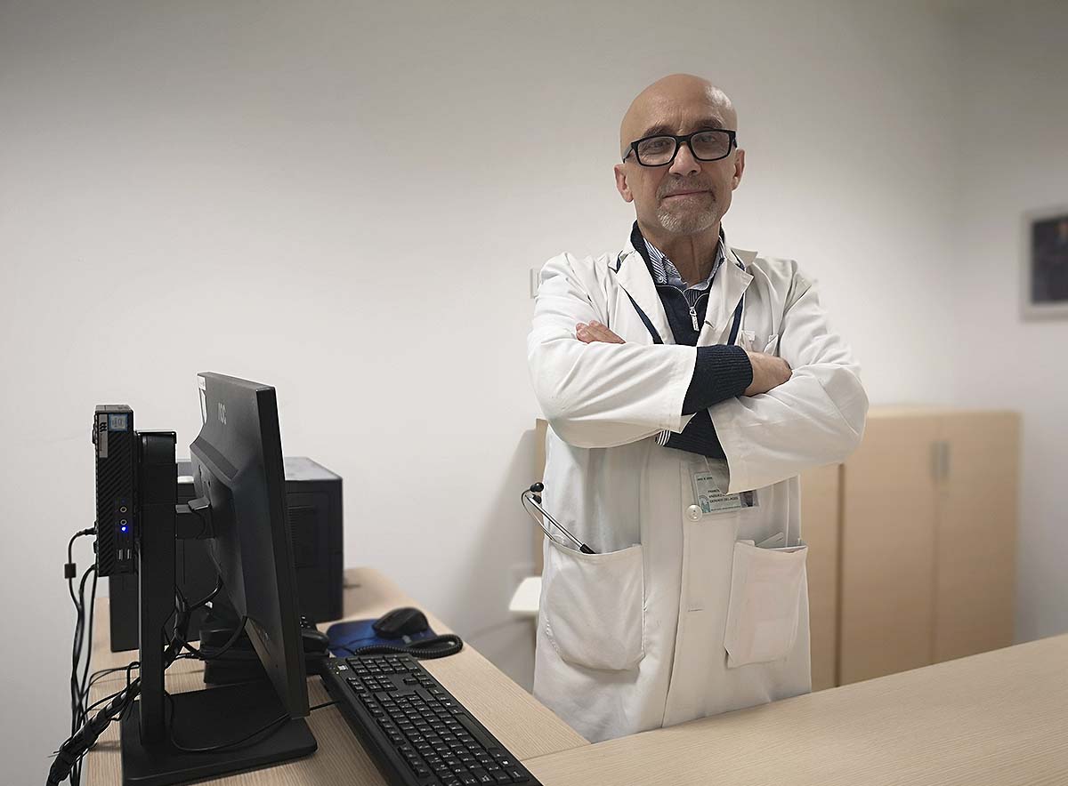 El doctor Francisco Vázquez en su despacho de la gerencia del Hospital Serranía.