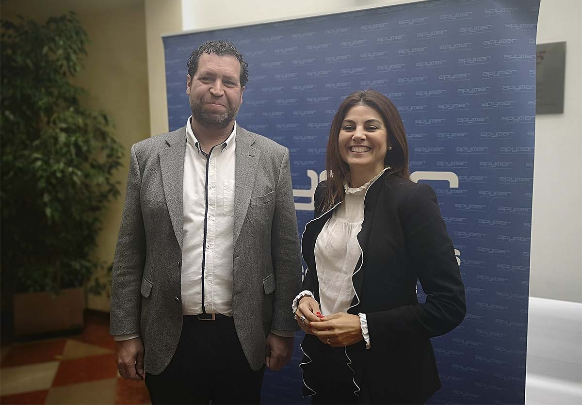 El secretario de Apymer y la delegada territorial de Turismo en la sede patronal.