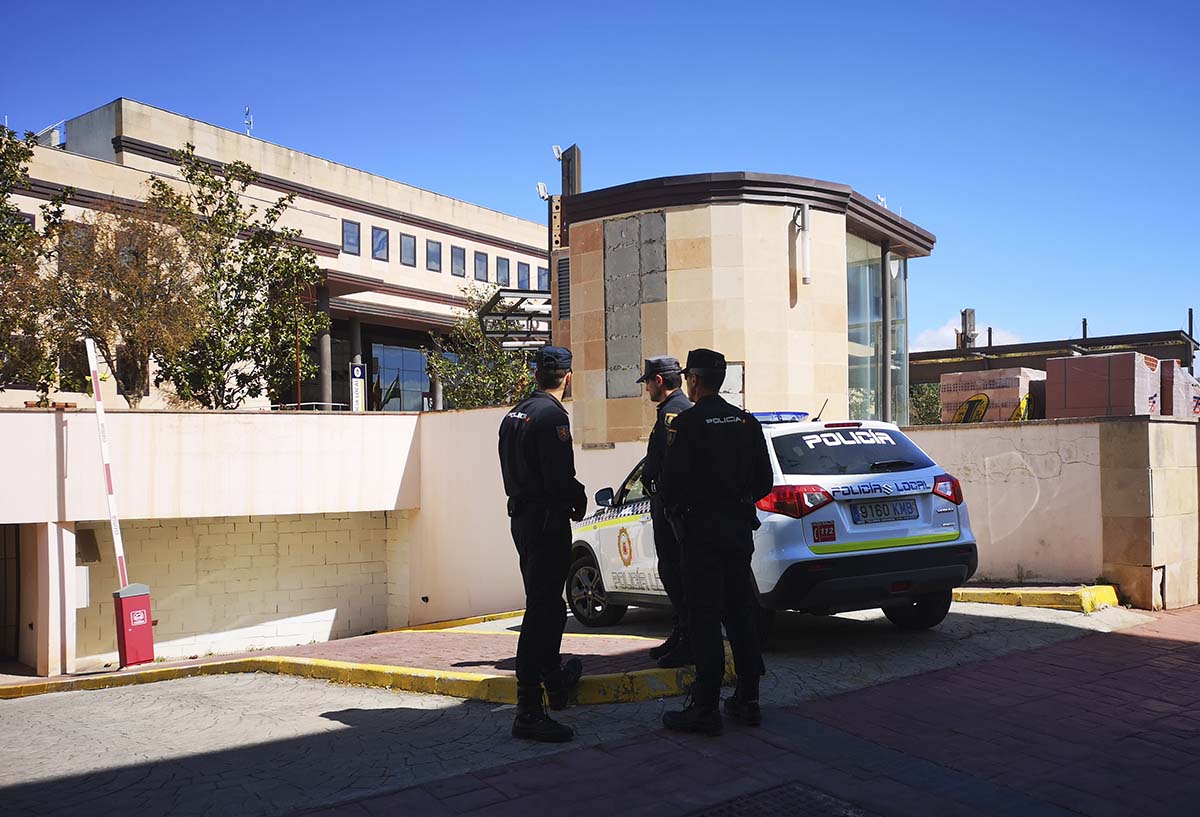 Encuentran el cuerpo sin vida de un joven de 22 años en el portal de un bloque de viviendas de Ronda