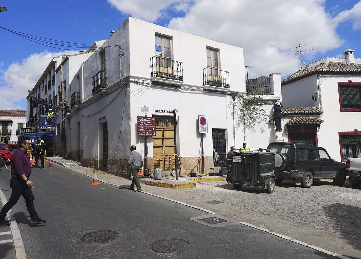 En la mañana de este lunes han comenzado los trabajos para retranquear la fachada de la esquina de calle Armiñan.