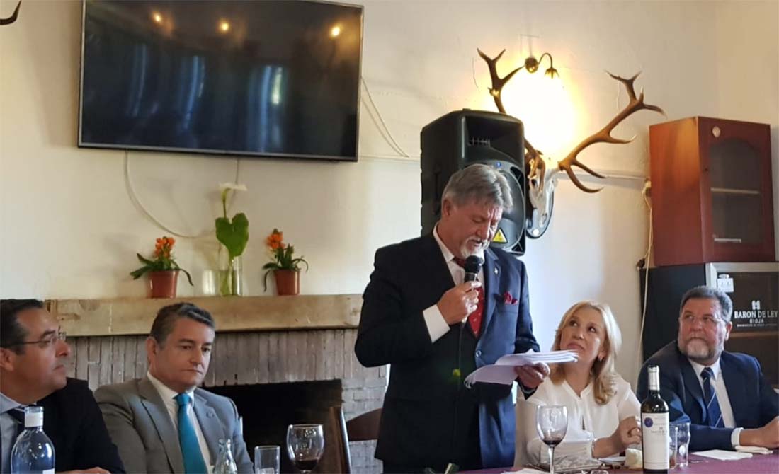 Momento en el que el responsable policial recogía el escudo de oro de la Junta.
