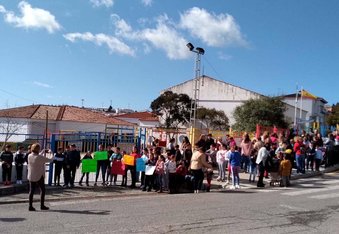 Educación afirma que el arreglo de los aseos del colegio de Cortes de la Frontera está incluido en el plan de mejoras de 2019 con 164.000 euros