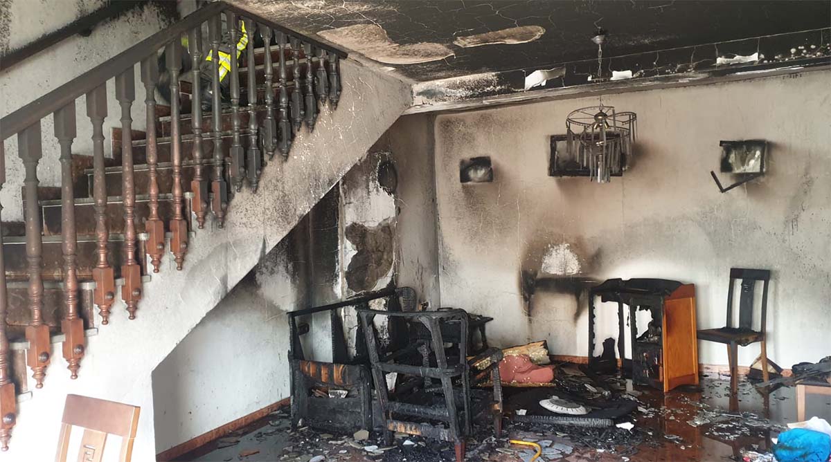 El salón ha quedado prácticamente calcinado por las llamas.