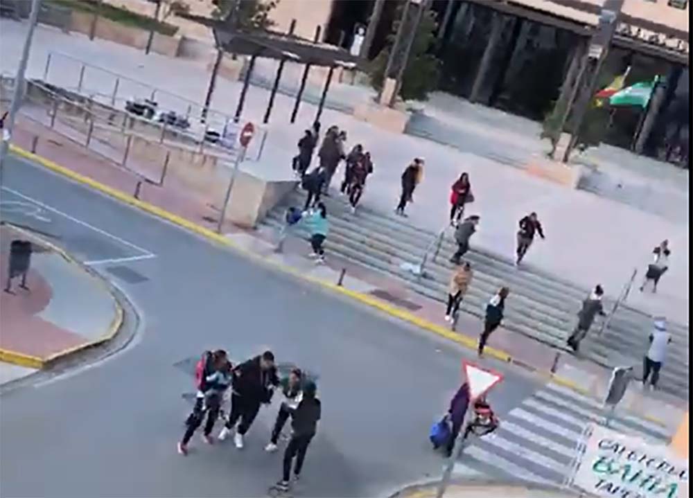 La Policía ha tenido que disparar al aire para dispersar a familiares y amigos de los detenidos.