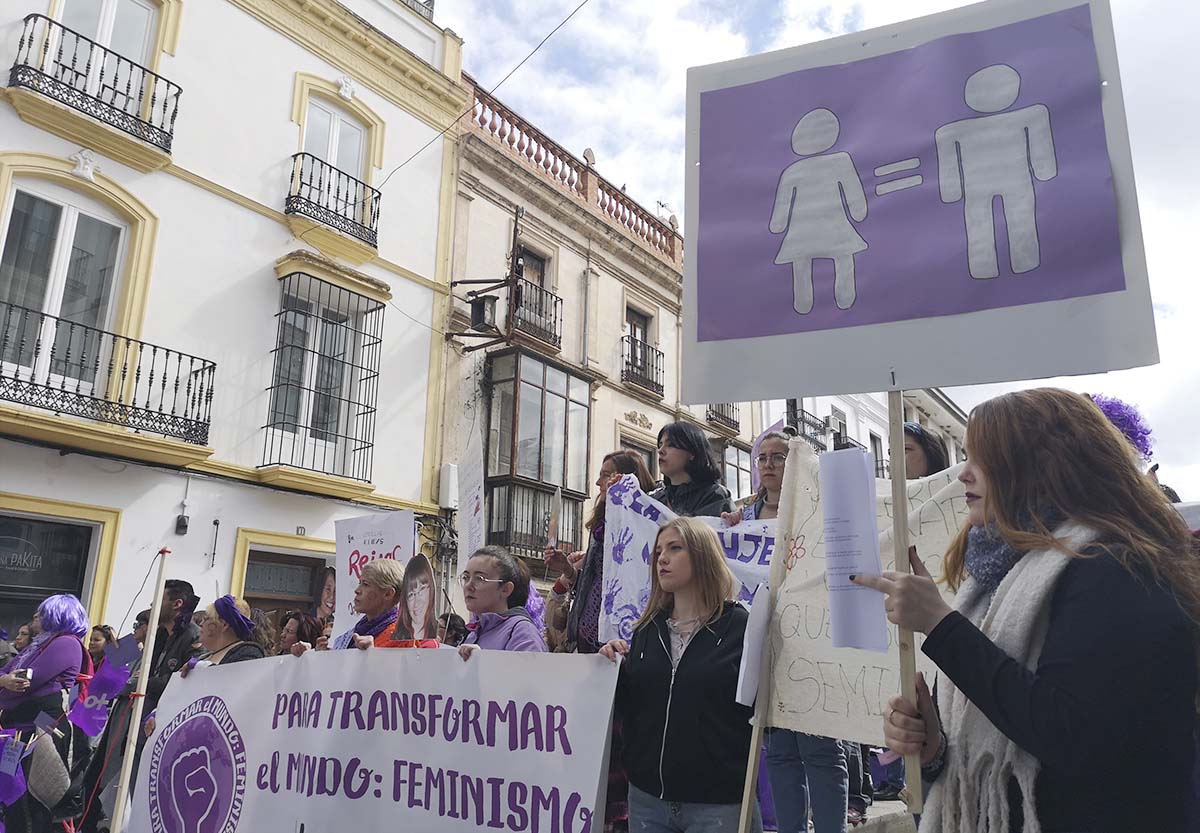 El morado es el protagonista en este día reivindicativo del colectivo femenino.