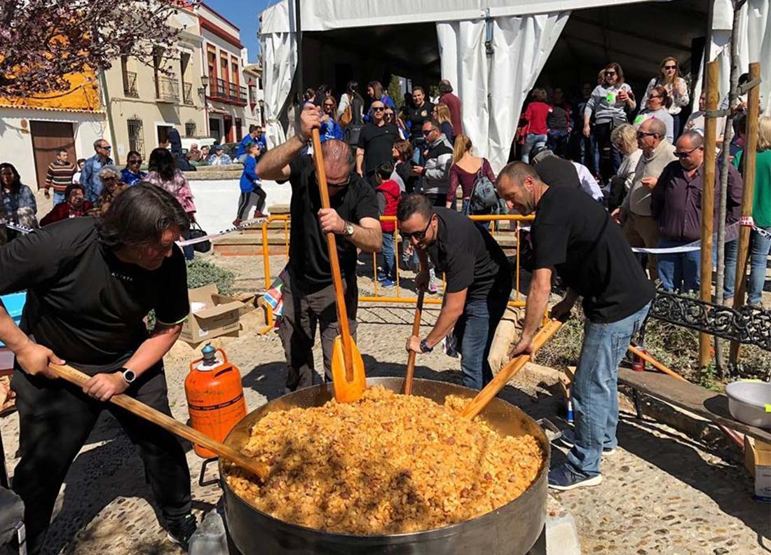 Miembros de la Asociación Cultural Carnavalesca elaboraron las sabrosas migas.