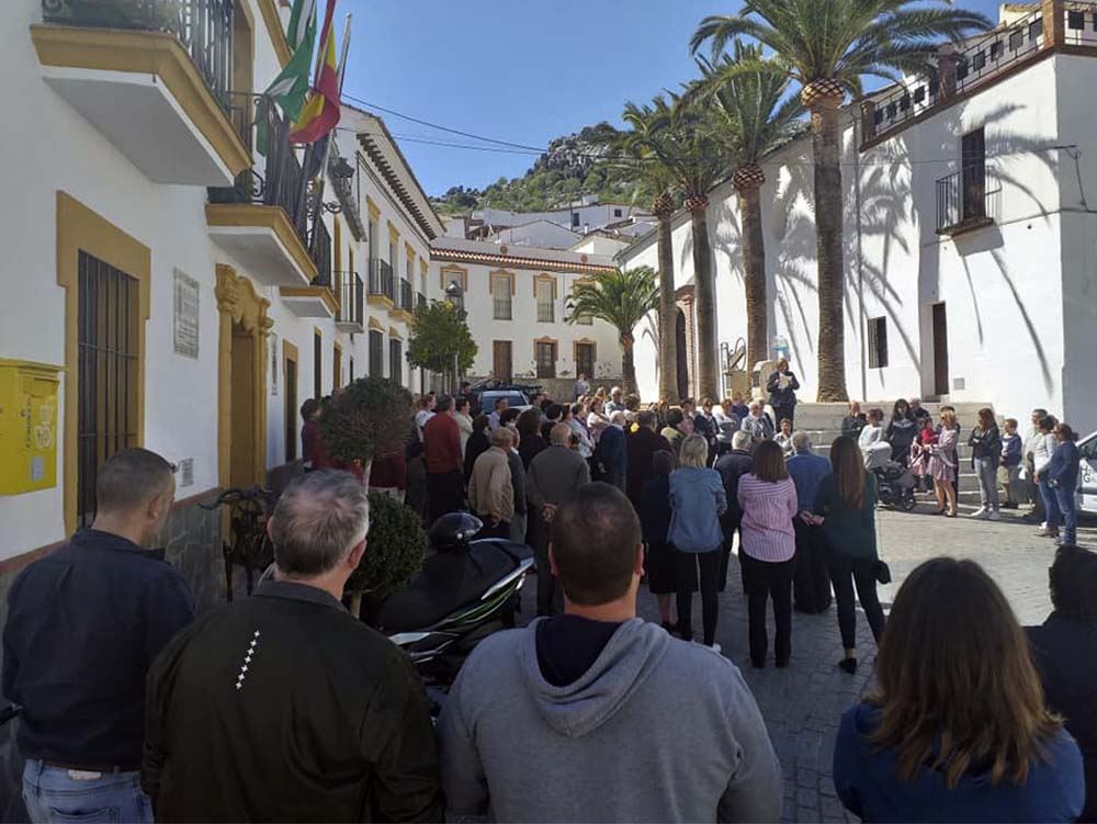 Vecinos han guardado hoy un minuto de silencio en la plaza del pueblo. Foto Antonio González Montes.