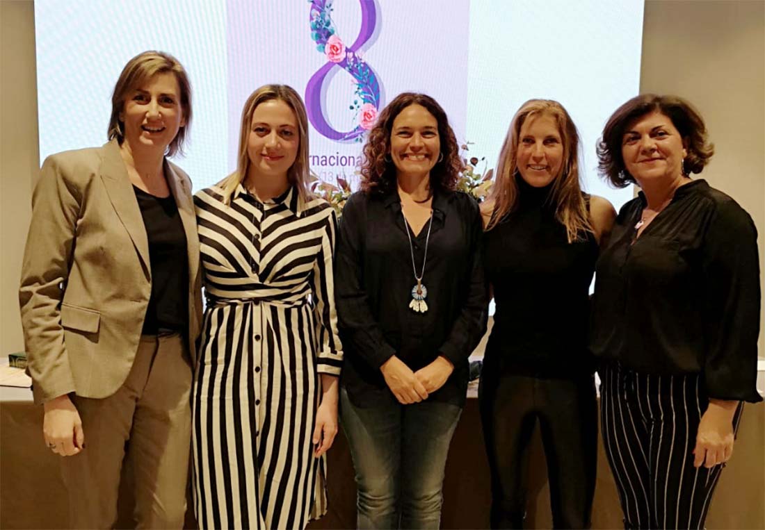 Las tres mujeres homenajeadas en el centro de la imagen.