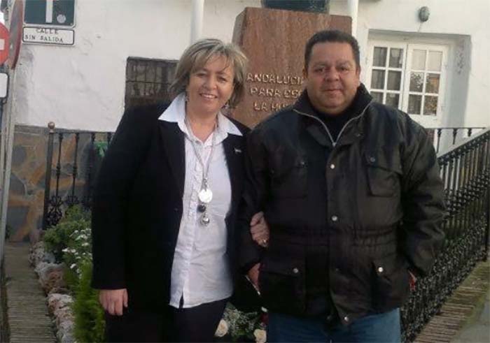 Antonio Rosado junto a la portavoz el extinto PA, Isabel Barriga.