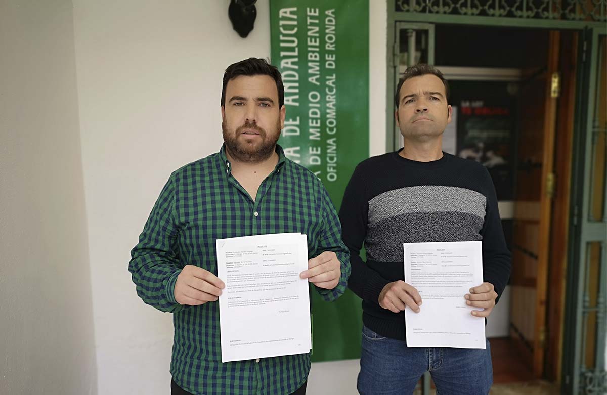 Alejandro Serrato y Salvador Marín entregaron la denuncia en las oficinas de Medio Ambiente de Ronda.