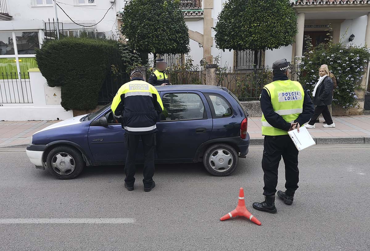 Agentes de la Policía Local en uno de los controles de tráfico en la ciudad.