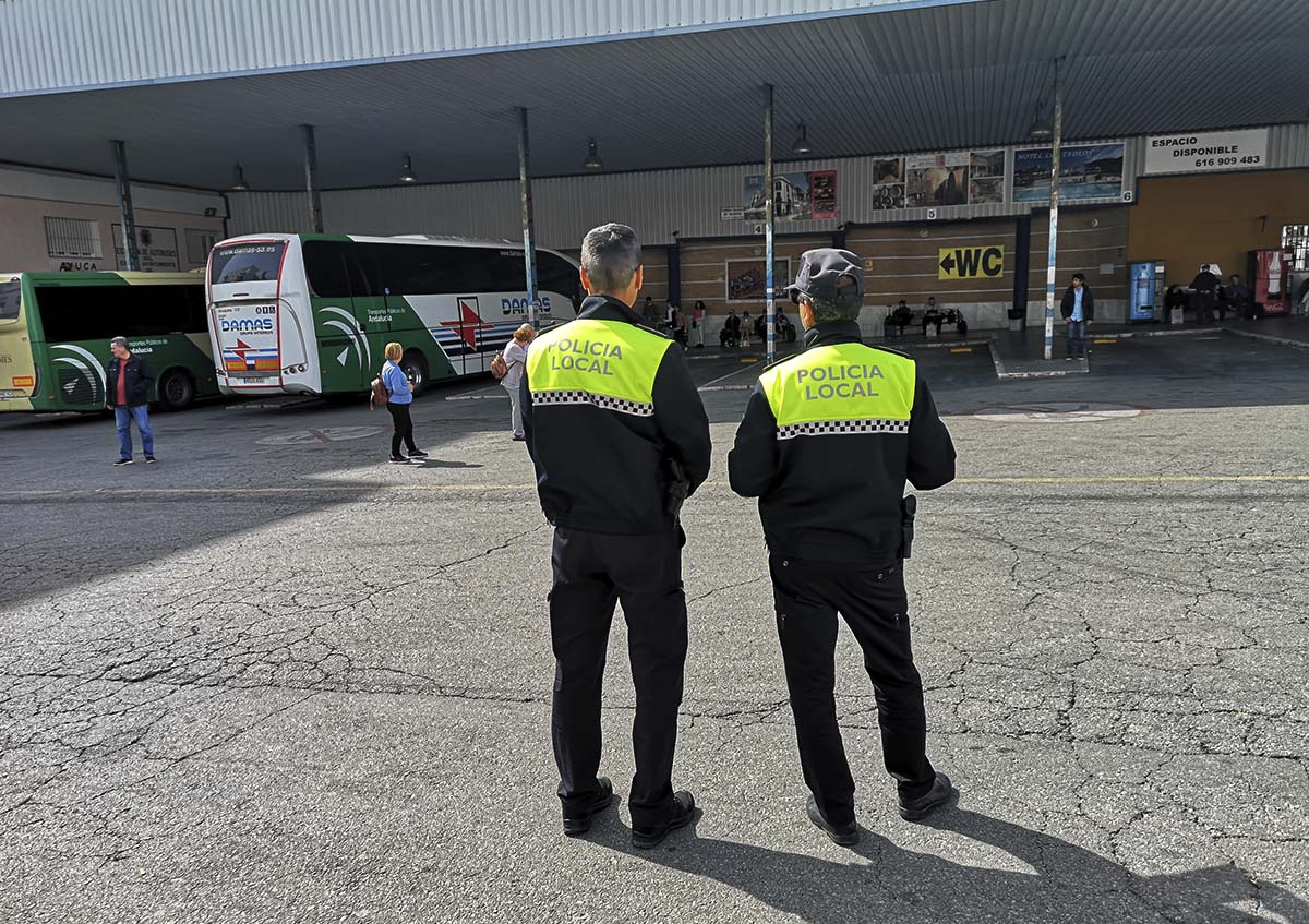 Agentes de la Policía Local seguían controlando este viernes 1 de marzo la entrada de autobuses a la estación.