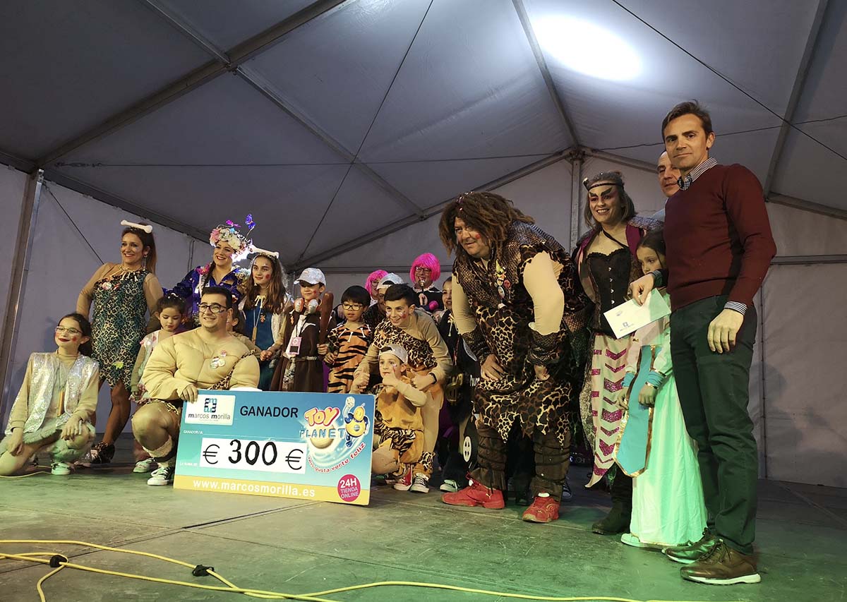 Francisco Morillas entregó el premio Canto a Ronda a la chirigota infantil de Narváez.
