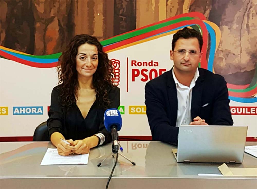 Los candidatos socialistas Fátima Fernández y Rafael Márquez en la rueda de prensa.