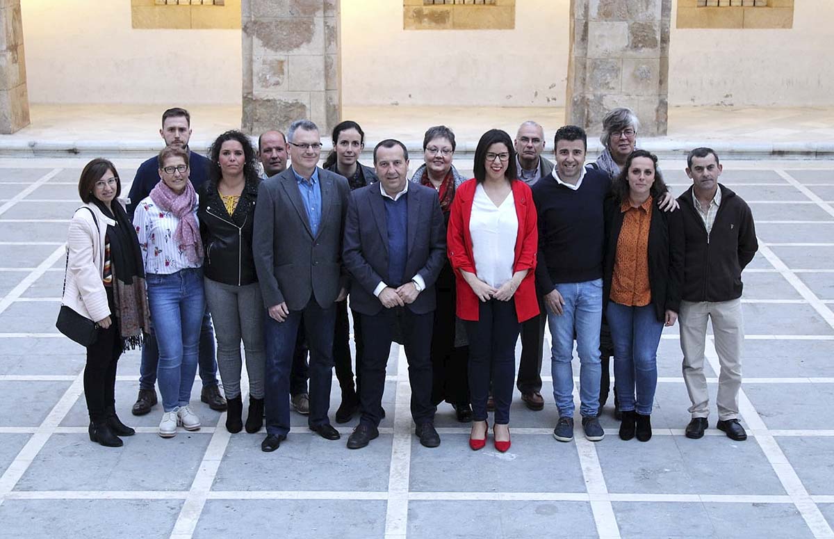Ruiz Espejo junto a Gema Ruiz y el resto de miembros de la candidatura socialista.