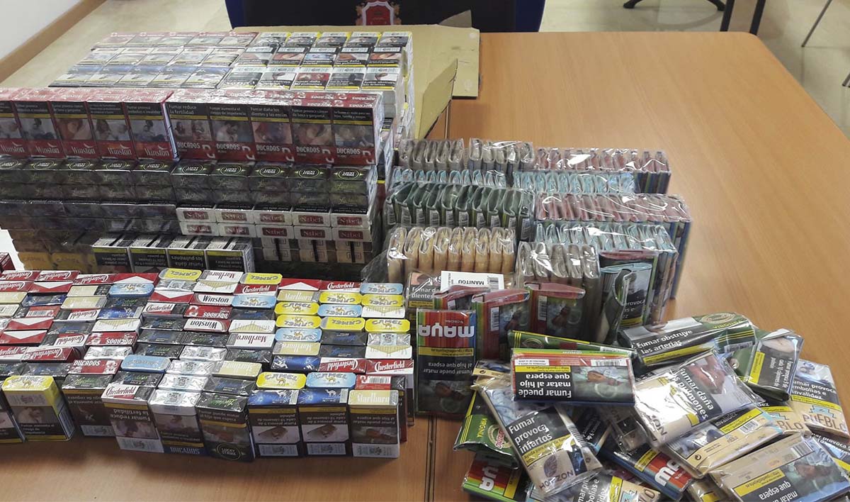 La Policía Local ha intervenido numerosas cajetillas de tabaco.