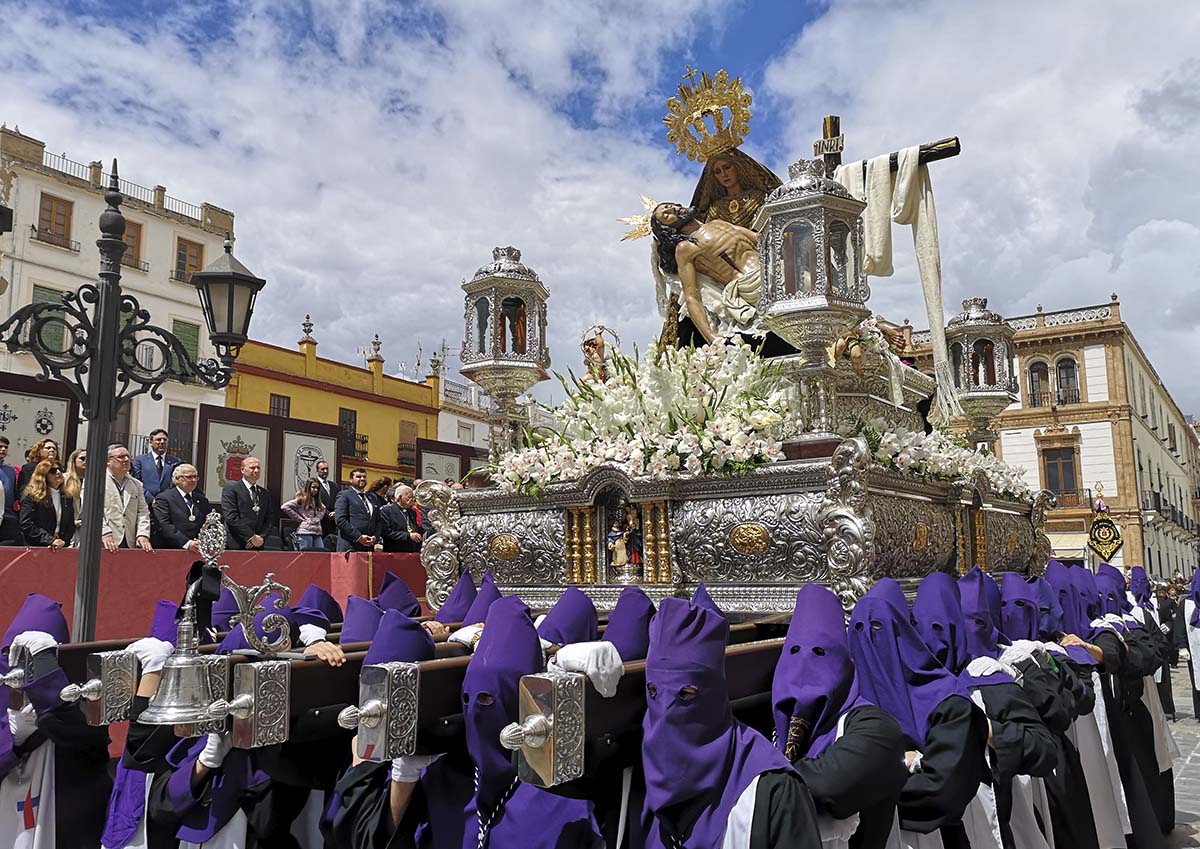Momento del paso por tribuna del trono de las Angustias en el Viernes Santo.