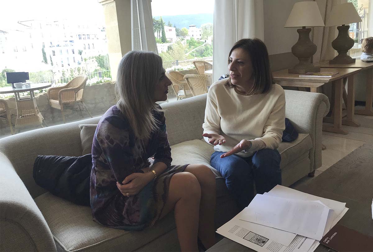 La consejera de Cultura y Patrimonio y la candidata del PP de Ronda se han reunido esta tarde en el Parador.