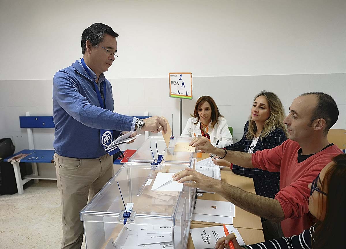 El candidato del PP número seis por Málaga, Daniel Castilla, ha votado a las 11.00 horas haciendo un llamamiento a la participación