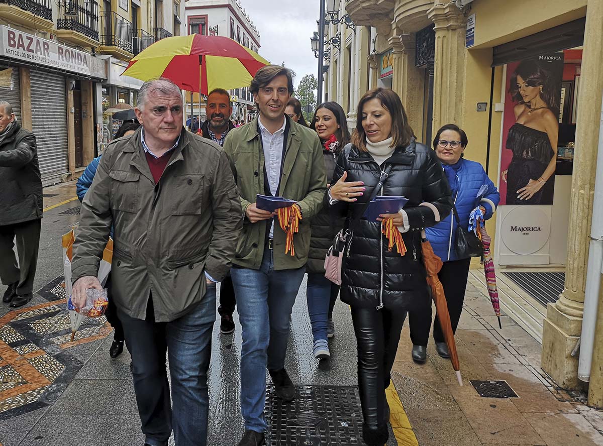 Pablo Montesinos ha recorrido la calle de La Bola explicando a los rondeños el programa del PP para las Nacionales.