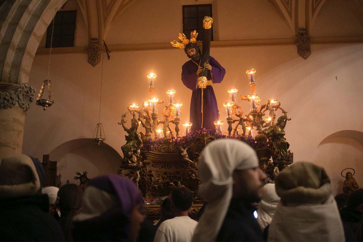 El Señor de Ronda, Padre Jesús, se quedó en su templo por la lluvia.