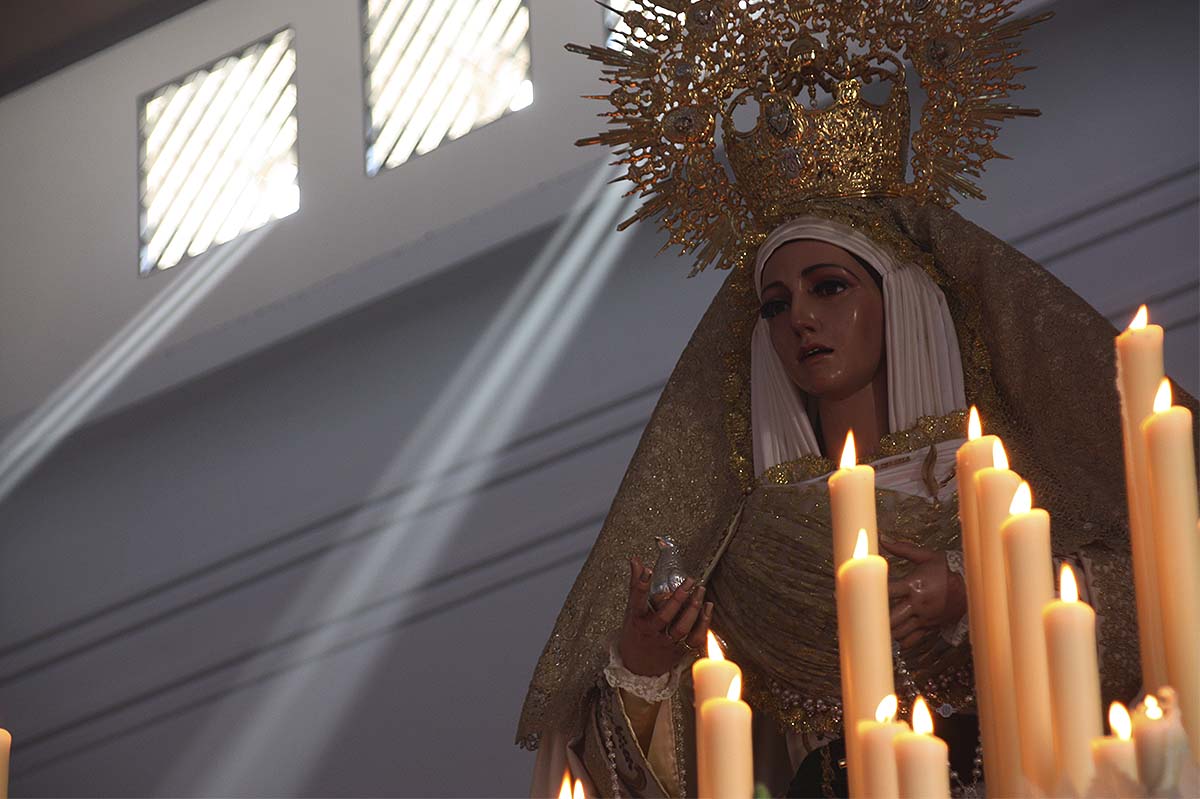Imagen de la Virgen de la Paloma dentro del templo de San Antonio de Padua antes de su salida.