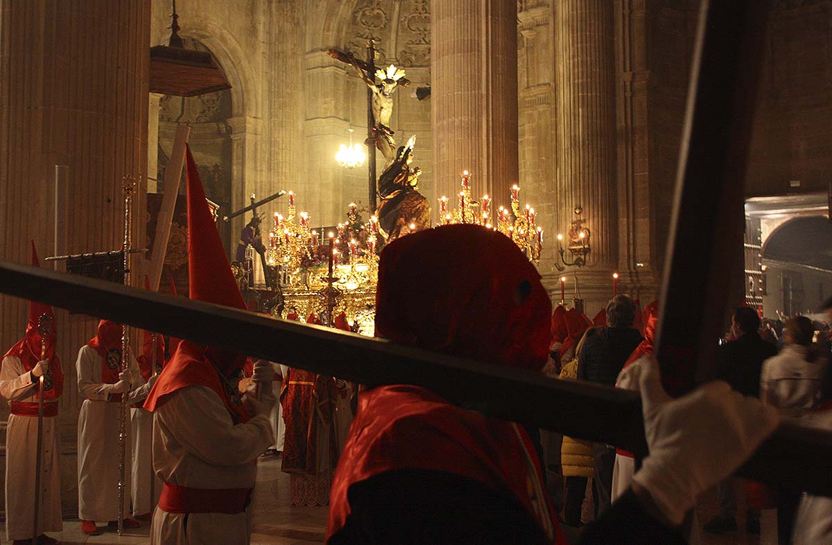El acto penitencial de la Hermandad del Silencio se tuvo que realizar en el interior de Santa María.