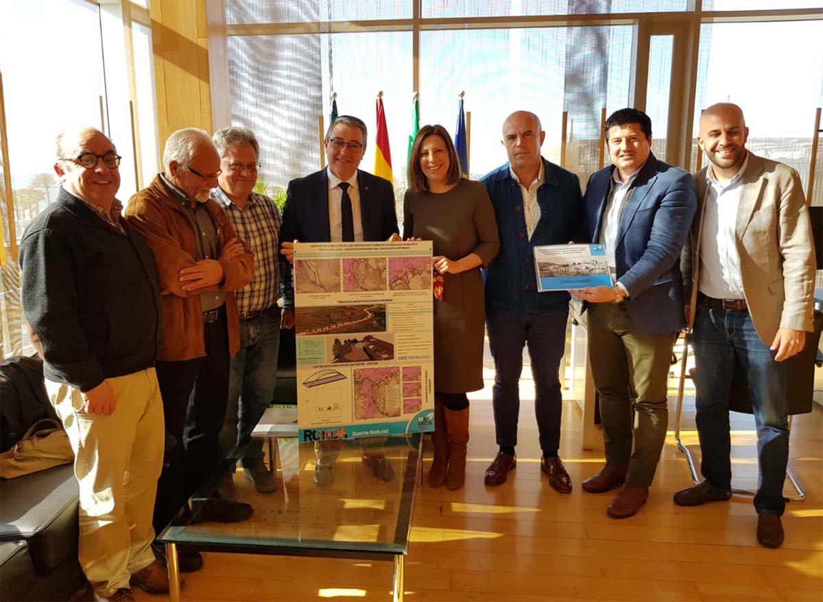 La Diputación de Málaga entrega al Pacto por la Movilidad Sostenible de Ronda el estudio del vial alternativo que permitirá reducir el tráfico en el casco histórico