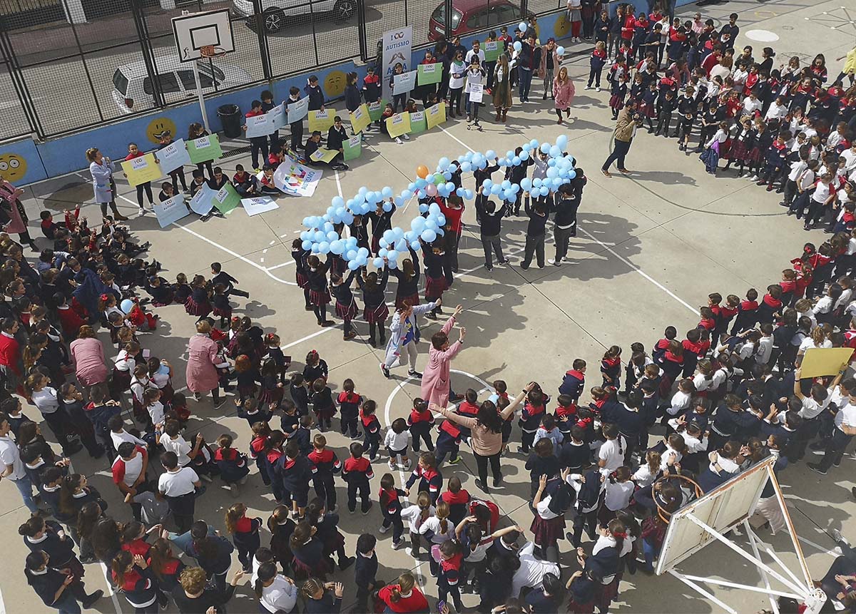 Todos los alumnos y docentes se han sumado a esta jornada reivindicativa a favor de las personas autistas.