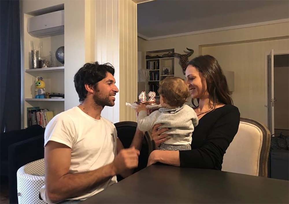 Eva González y Cayetano Rivera en su vivienda con su niño.