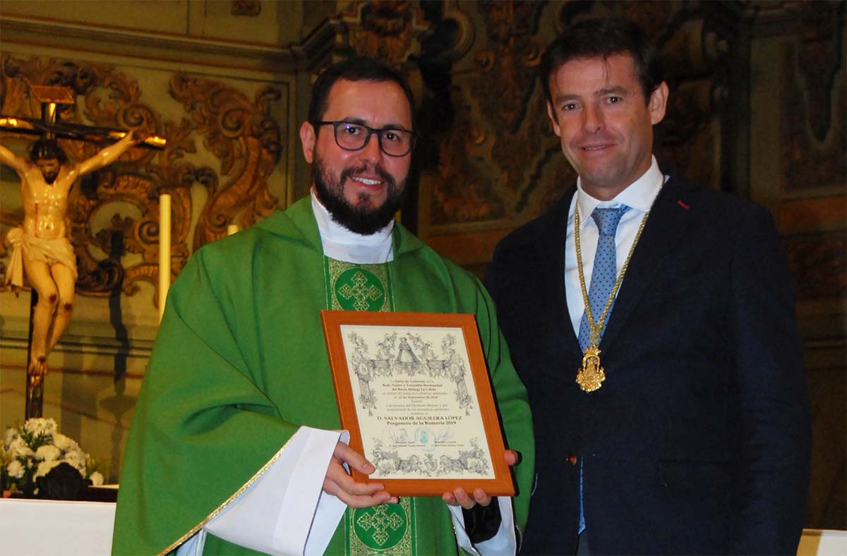 El sacerdote rondeño junto al hermano mayor del Rocío de Málaga-La Caleta. Fotografía facilitada por la Hermandad.