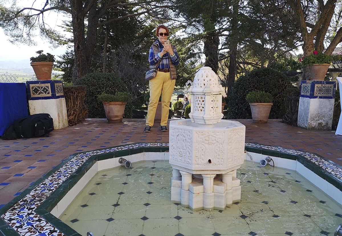 Una turista toma las primeras imágenes de la histórica fuente tras volver a los jardines de la Casa del Rey Moro.