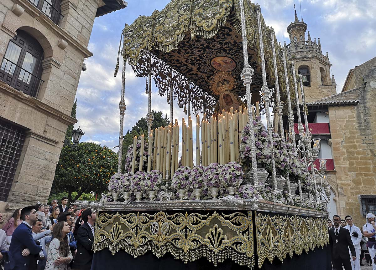 El descenso del paso de palio de la Virgen quedará para el recuerdo de la Semana Santa de Ronda.