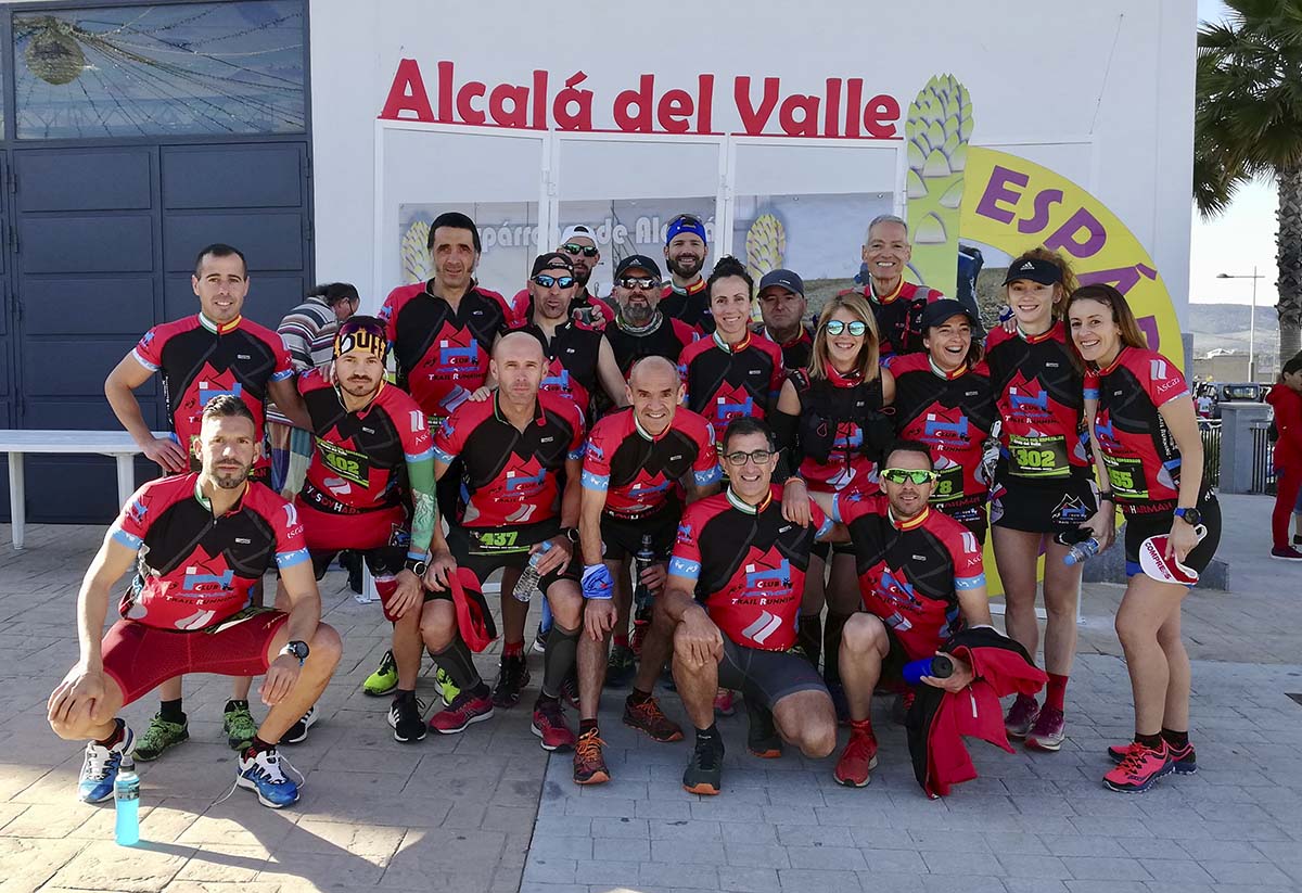 Los corredores rondeños en la salida de la prueba celebrada en Alcalá del Valle.