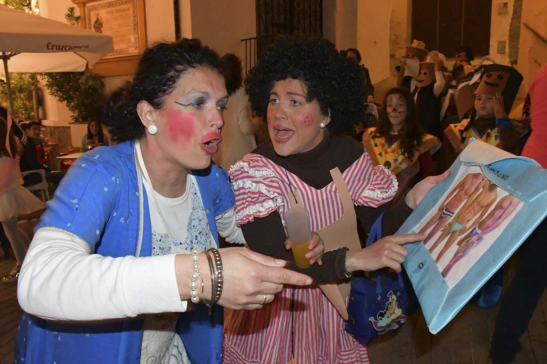 Dos jóvenes en plena celebración de la fiesta de las máscaras.