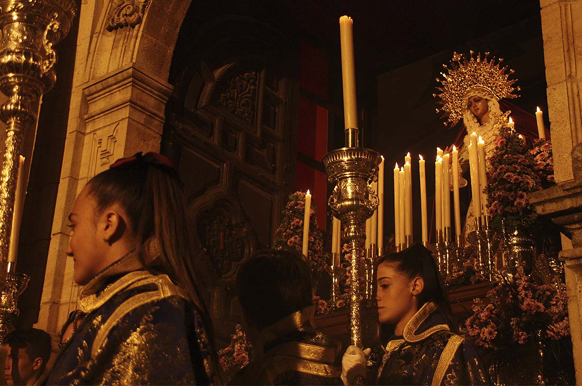Impresionante salida por el pórtico de Santa Cecilia del paso de costaleros de la Virgen de la Salud.