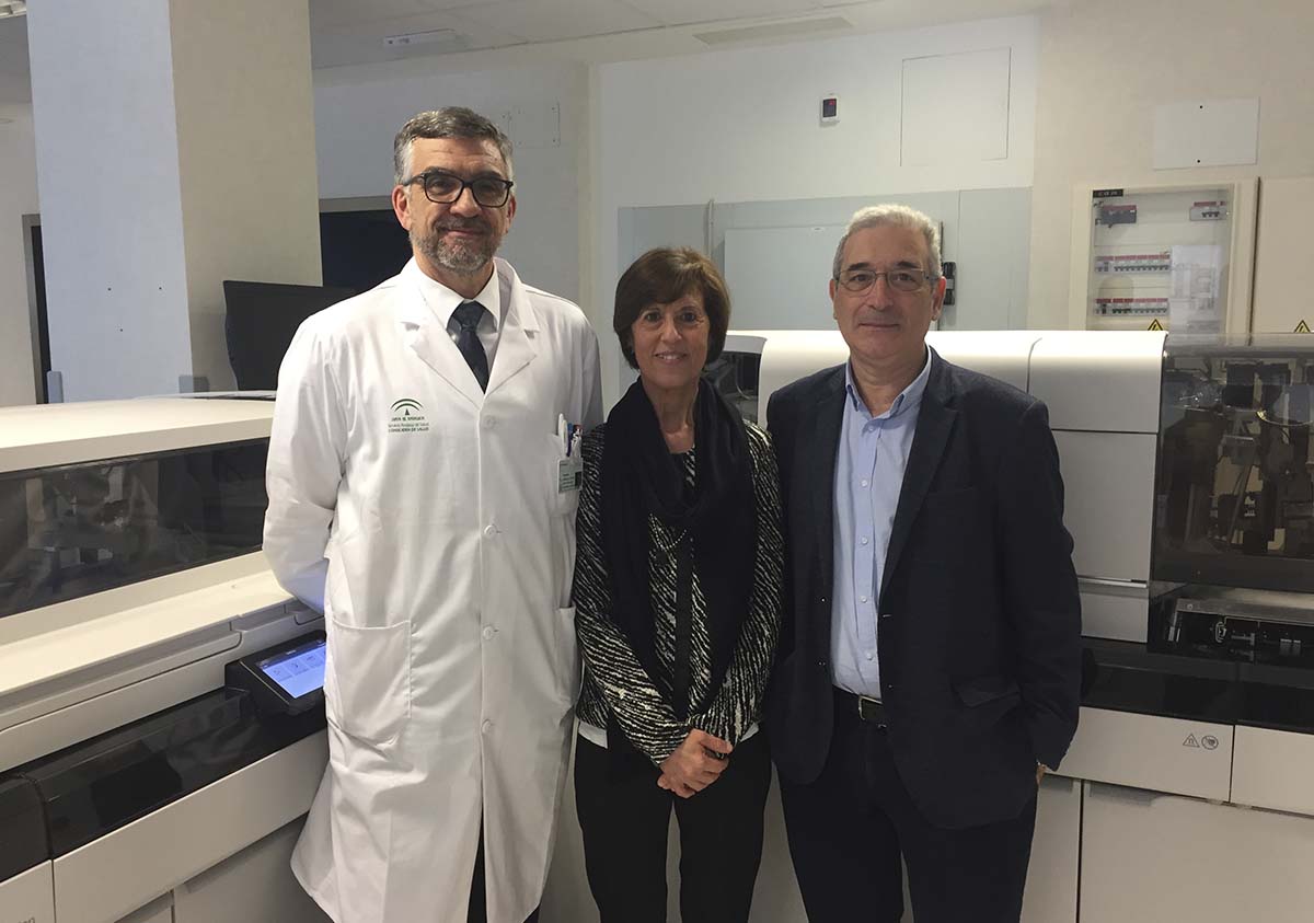 El director del Laboratorio del Hospital de Ronda con los responsables den centro de Vic.