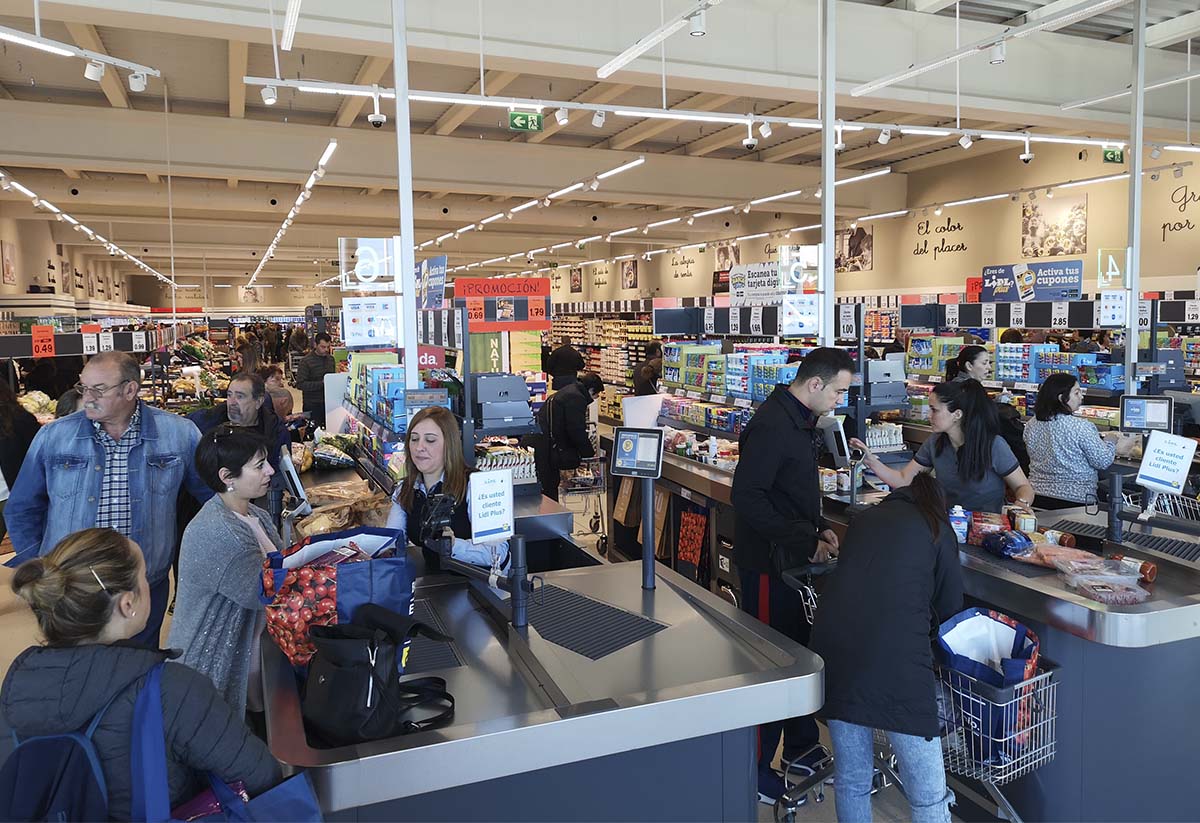 Numerosas personas han acudido desde primeras horas de la mañana a esta superficie comercial.