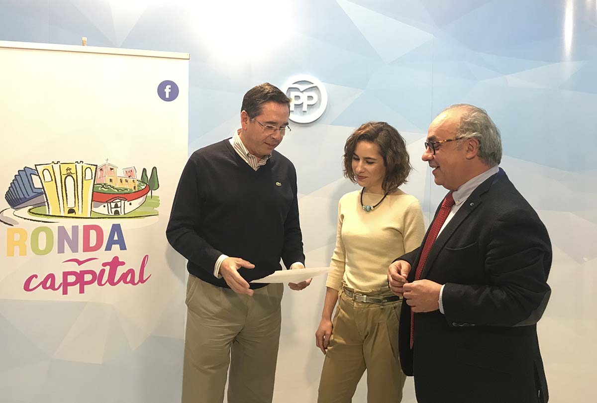 Momento en el los miembros del Comité Electoral dan a conocer la composición de lista del PP.