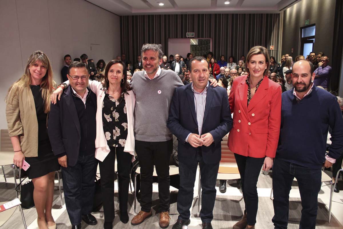 Los cargos socialistas locales y provinciales en el mitin celebrado anoche en Ronda.