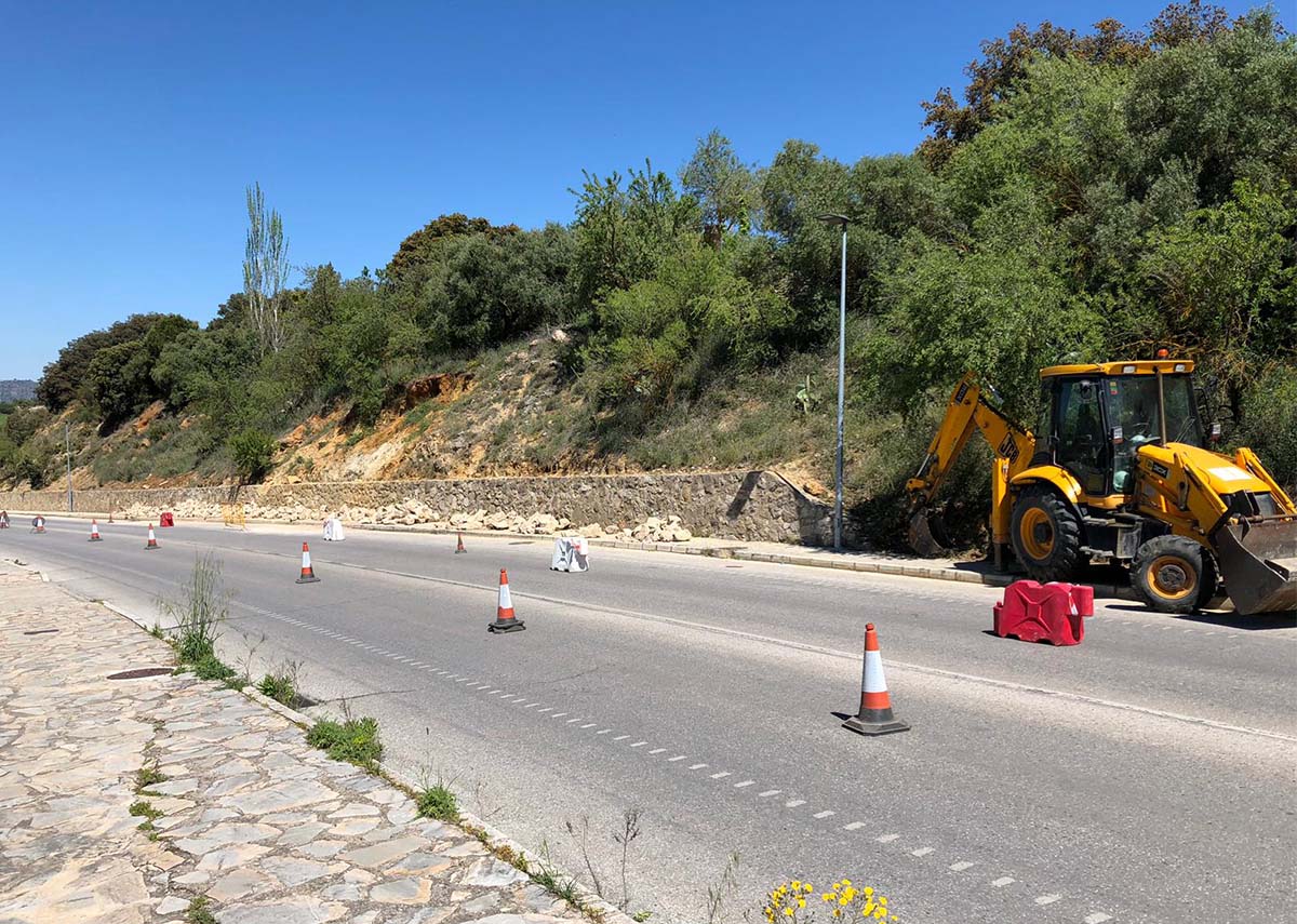 El Ayuntamiento inicia los trabajos de reparación del muro del paseo de la Planilla que resultó dañado por el temporal