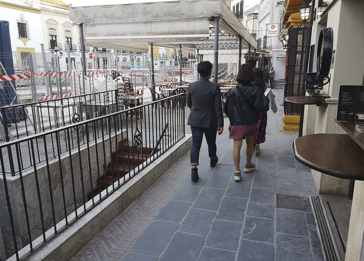 En algunos tramos del lateral de los bares apenas si hay dos metros de espacio para pasar.