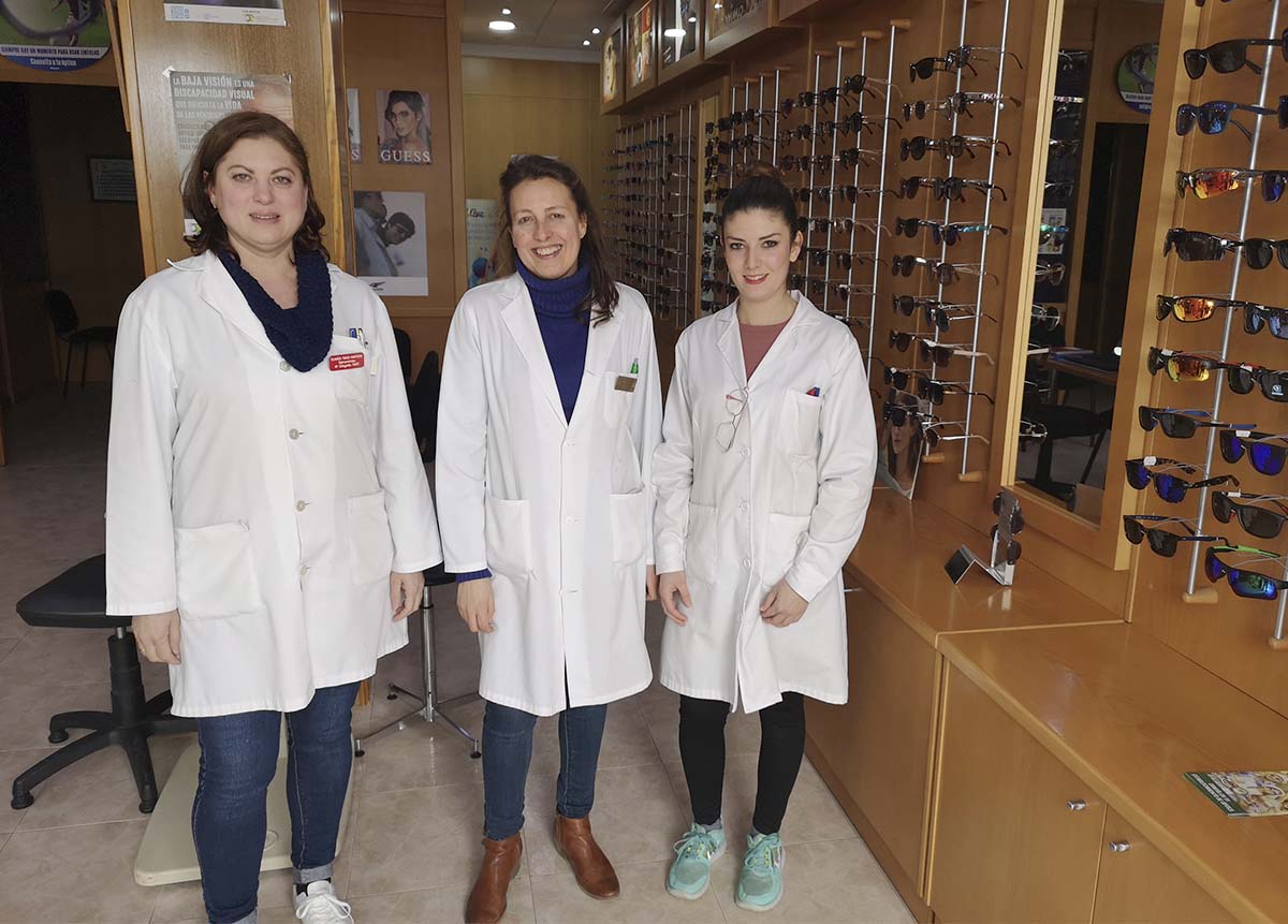 La óptica Maripaz Ruiz Becerra, junto a su equipo.