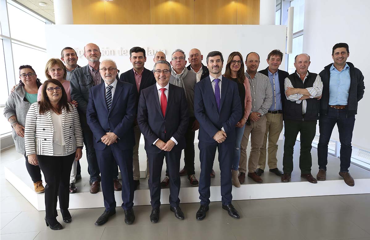 El presidente de la Diputación junto a alcaldes y concejales de los 18 municipios beneficiados con este programa.